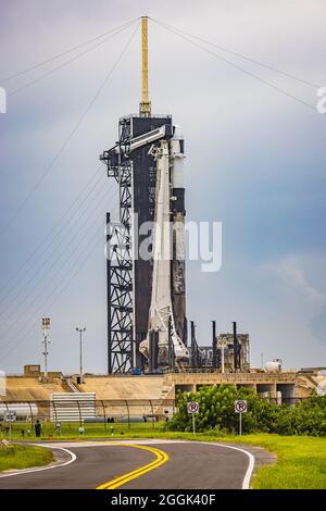 ÉTATS-UNIS. 27 août 2021. Une fusée SpaceX Falcon 9 transportant le cargo Dragon se trouve sur le plateau de lancement du complexe de lancement de la NASA au Kennedy Space Center de l'agence en Floride, le 27 août 2021. Le lancement a été retardé plus tard jusqu'au 29 août 2021. (Photo par Alex G Perez/AGPfoto/Sipa USA) crédit: SIPA USA/Alay Live News Banque D'Images