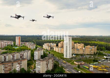 Des drones survolant les maisons de la ville de Minsk. Paysage urbain avec des drones survolant. Quadrocopters survole la ville Banque D'Images