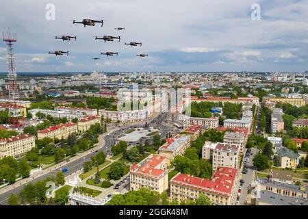 Les drones survolent une ville résidentielle. Paysage urbain avec des drones survolant, quadrocopters. Banque D'Images