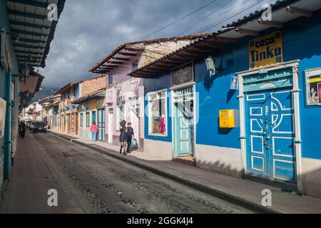 LOJA, EQUATEUR - 15 JUIN 2015 : maisons coloniales colorées dans la voie de Lourdes à Loja, Equateur Banque D'Images