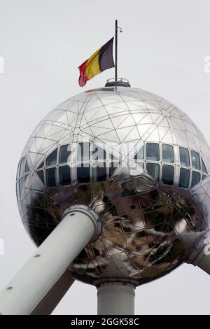 L’Atomium à Bruxelles, par une journée d’été très nuageux, a été construit à l’origine pour l’exposition universelle de Bruxelles en 1958. Il est situé sur le plateau Heysel à Laek Banque D'Images