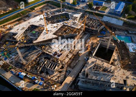 Vue depuis la hauteur du chantier de construction à Minsk près de la Bibliothèque nationale.Construction dans le centre de Minsk.chantier de construction de Minsk.Bélarus. Banque D'Images