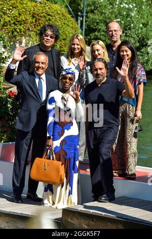 Venise, Italie. 1er septembre 2021. VENISE, ITALIE - SEPTEMBRE 01:Directeur du Festival du film de Venise Alberto Barbera, Venezia78 Président du jury Bong Joon Ho, Venezia78 membres du jury Virginie Efira, Cynthia Erivo, Sarah Gadon, Saverio Costanzo, Alexander Nanau et Chloé Zhao arrivent au 78e Festival International du film de Venise le 01 septembre 2021 à Venise, Italie. Credit: dpa/Alay Live News Banque D'Images