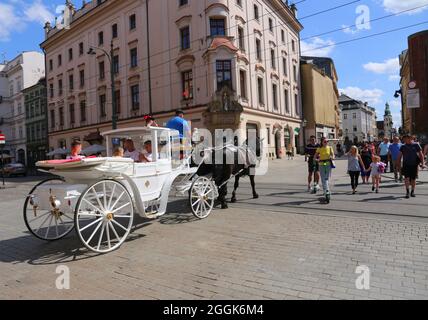 Cracovie. Cracovie. Pologne. Un autocar Hackney passe par la vieille ville. Rue Grodzka. Banque D'Images