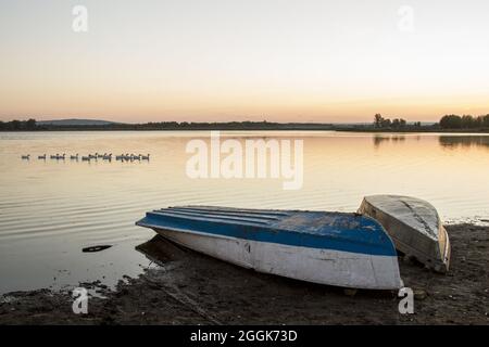 Belle vue sur le lac Seliger étincelant sous le coucher du soleil en Russie Banque D'Images