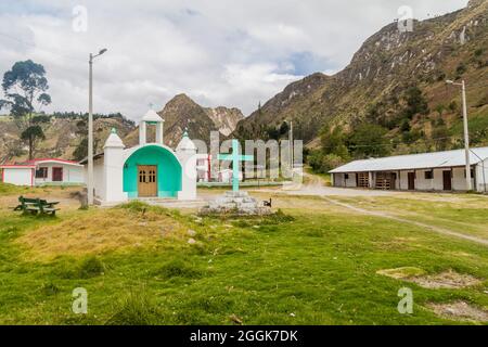 Petite église dans le village d'Itualo dans le canyon de la rivière Toachi près du cratère de Quilotoa, en Équateur. Banque D'Images