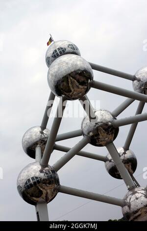 L’Atomium à Bruxelles, par une journée d’été très nuageux, a été construit à l’origine pour l’exposition universelle de Bruxelles en 1958. Il est situé sur le plateau Heysel à Laek Banque D'Images