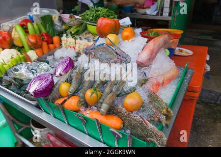 Une grande variété de légumes frais, poissons et fruits de mer pour le dîner à Bangkok, Thaïlande Banque D'Images