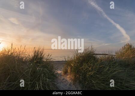 Un magnifique coucher de soleil sur la plage de sable de Heidkate, Allemagne. Banque D'Images