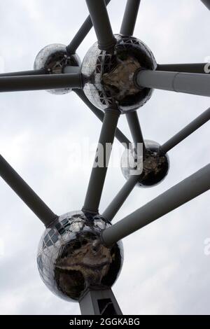 L’Atomium à Bruxelles, par une journée d’été très nuageux, a été construit à l’origine pour l’exposition universelle de Bruxelles en 1958. Il est situé sur le plateau Heysel à Laek Banque D'Images