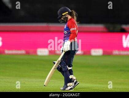 Tammy Beaumont, en Angleterre, se débarque lors du premier match IT20 au terrain du comté de Cloudfm, Chelmsford. Date de la photo: Mercredi 1er septembre 2021. Banque D'Images