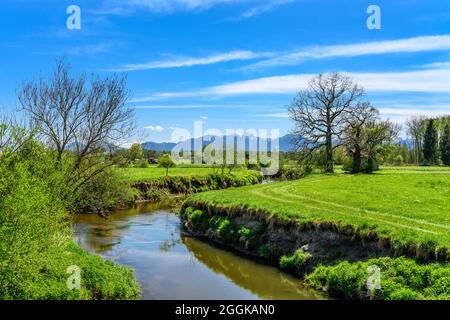 Allemagne, Bavière, haute-Bavière, Rosenheim district, Tuntenhausen, Quartier de Fischbach, vue sur la vallée de Glonn en direction du massif de Wendelstein Banque D'Images