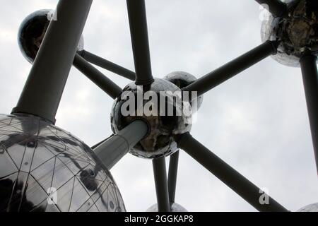 L’Atomium à Bruxelles, par une journée d’été très nuageux, a été construit à l’origine pour l’exposition universelle de Bruxelles en 1958. Il est situé sur le plateau Heysel à Laek Banque D'Images