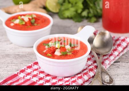 Gazpacho aux tomates pastèques dans des bols. Soupe froide espagnole traditionnelle. Banque D'Images