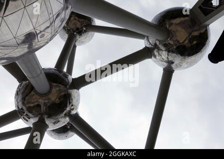 L’Atomium à Bruxelles, par une journée d’été très nuageux, a été construit à l’origine pour l’exposition universelle de Bruxelles en 1958. Il est situé sur le plateau Heysel à Laek Banque D'Images