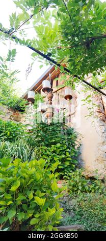 Chandelier suspendu entre les plantes vertes dans le jardin, Italie, Lombardie, région Idrosee Banque D'Images