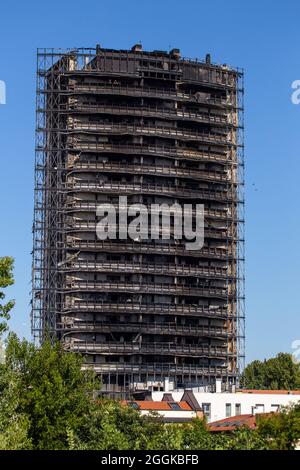 Le gratte-ciel de Milan a complètement brûlé après l'incendie massif du 29 août 2021. Murs noircis et gravats Banque D'Images