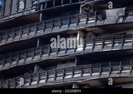 Le gratte-ciel de Milan a complètement brûlé après l'incendie massif du 29 août 2021. Murs noircis et gravats Banque D'Images