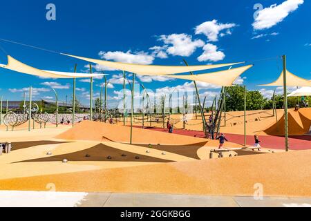 Aire de jeux pour enfants avec plan d'eau et cadre d'escalade, inspiration nature, salon du jardin national, Ingolstadt 2020, nouveau terme 2021, Ingolstadt, Bavière, Allemagne, Europe Banque D'Images