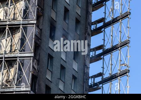 Le gratte-ciel de Milan a complètement brûlé après l'incendie massif du 29 août 2021. Murs noircis et gravats Banque D'Images