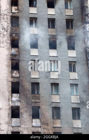 Le gratte-ciel de Milan a complètement brûlé après l'incendie massif du 29 août 2021. Murs noircis et gravats Banque D'Images