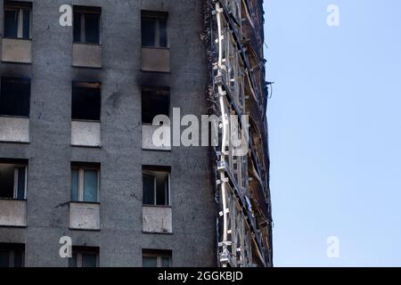 Le gratte-ciel de Milan a complètement brûlé après l'incendie massif du 29 août 2021. Murs noircis et gravats Banque D'Images