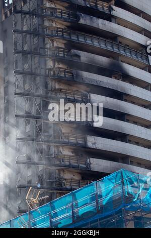 Le gratte-ciel de Milan a complètement brûlé après l'incendie massif du 29 août 2021. Murs noircis et gravats Banque D'Images