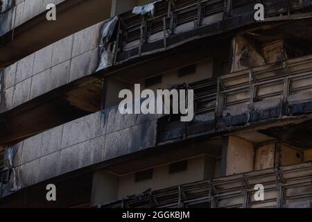 Le gratte-ciel de Milan a complètement brûlé après l'incendie massif du 29 août 2021. Murs noircis et gravats Banque D'Images