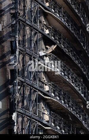 Le gratte-ciel de Milan a complètement brûlé après l'incendie massif du 29 août 2021. Murs noircis et gravats Banque D'Images