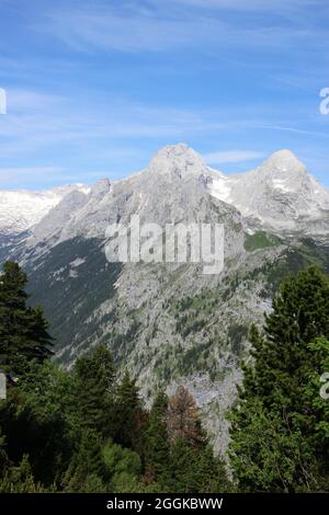 Montagnes Wetterstein avec Hochblassen et Alpspitze, ciel bleu, arbres, Garmisch-Partenkirchen, haute-Bavière, Bavière, sud de l'Allemagne, Allemagne Banque D'Images