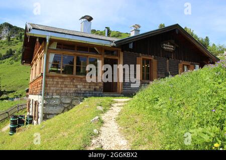 Cabanes de montagne, Schachenhaus, montagnes de Wetterstein, Alpes, haute-Bavière, Bavière, Allemagne, Europe Banque D'Images