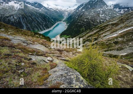 Belle vue de haut en bas de Schlegeis Stausee et les alpes autour de la montagne. Zillertal, Autriche, Europe Banque D'Images