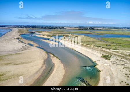 Entrée de la crache du port de Pagham à marée basse photo aérienne avec la réserve naturelle en vue dans ce havre pour la faune. Banque D'Images