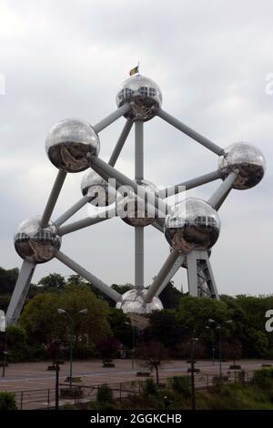 L’Atomium à Bruxelles, par une journée d’été très nuageux, a été construit à l’origine pour l’exposition universelle de Bruxelles en 1958. Il est situé sur le plateau Heysel à Laek Banque D'Images