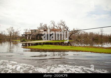 Pointe-aux-Chenes, Louisiane, États-Unis. 31 août 2021. Des eaux de crue entourent un bâtiment après que l'ouragan Ida a frappé en Louisiane. (Image de crédit : © Leslie Spurlock/ZUMA Press Wire) Banque D'Images