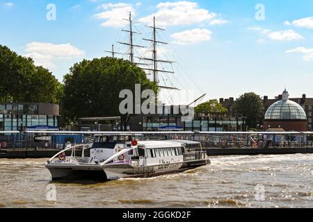 Londres, Angleterre - 2021 août : bateau-taxi Thames Clipper sur la Tamise en quittant Greenwich Pier. Banque D'Images