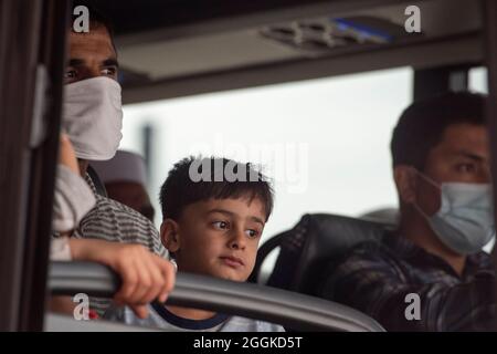 Les réfugiés évacués d'Afghanistan regardent par la fenêtre de leur autobus après être arrivés à l'aéroport international Washington Dulles de Chantilly, en Virginie, le mercredi 1er septembre 2021. Crédit : Rod Lamkey/CNP/MediaPunch Banque D'Images