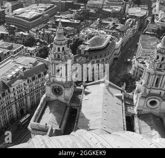 Londres, Grand Londres, Angleterre, 24 août 2021 : vue depuis la cathédrale St-Paul, y compris ses bâtiments sur St-Paul Churchard et Ludgate Hill Banque D'Images