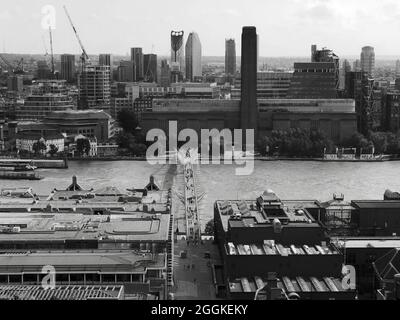 Londres, Grand Londres, Angleterre, août 24 2021 : vue surélevée sur le pont du Millénaire sur la Tamise vers le Tate Modern. Globe de Shakespeare Banque D'Images