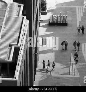 Une antenne monochrome de personnes qui marchent et se socialisent sur une passerelle près de la cathédrale St Pauls. Banque D'Images