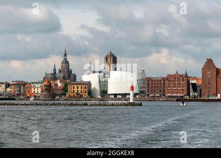 Allemagne, Mecklembourg-Poméranie occidentale, Ozeaneum, musée maritime, ancien bâtiment de stockage, Port de Stralsund Banque D'Images