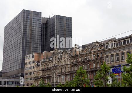 Bruxelles, Belgique - 16 juin 2013 : immeuble de bureaux à Bruxelles, Belgique, en été. Banque D'Images