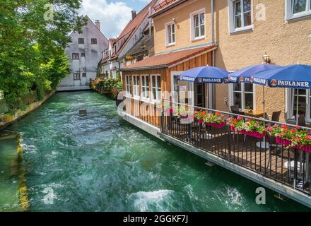 Ville de Landsberg am Lech en Bavière avec une rangée historique de maisons sur le romantique Mühlbach Banque D'Images