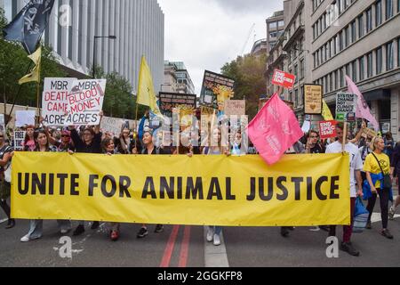 Londres, Royaume-Uni. 28 août 2021. Mars sur les droits des animaux nationaux. Des militants et des organisations des droits des animaux ont défilé dans la City de Londres pour exiger la fin de toute exploitation animale. Banque D'Images