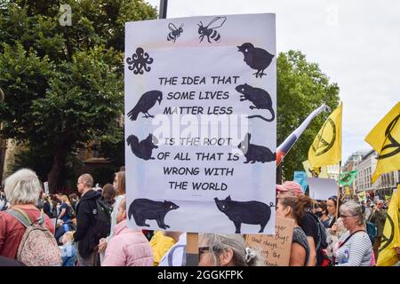 Londres, Royaume-Uni. 28 août 2021. Mars sur les droits des animaux nationaux. Des militants et des organisations des droits des animaux ont défilé dans la City de Londres pour exiger la fin de toute exploitation animale. Banque D'Images