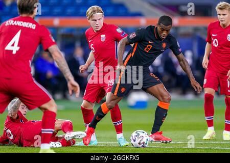 OSLO, NORVÈGE - 1er SEPTEMBRE : Jens Petter Hauge, de Norvège, Georginio Wijnaldum, des pays-Bas, lors du match de qualification de la coupe du monde entre la Norvège et les pays-Bas au stade Ullevaal, le 1er septembre 2021 à Oslo, Norvège (photo d'Andre Weening/Orange Pictures) Banque D'Images