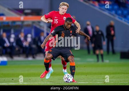 OSLO, NORVÈGE - 1er SEPTEMBRE : Jens Petter Hauge, de Norvège, Georginio Wijnaldum, des pays-Bas, lors du match de qualification de la coupe du monde entre la Norvège et les pays-Bas au stade Ullevaal, le 1er septembre 2021 à Oslo, Norvège (photo d'Andre Weening/Orange Pictures) Banque D'Images