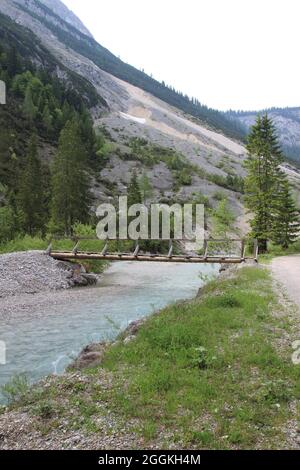 Pont sur le Karwendelbach dans le Karwendeltal, Tyrol, Autriche, été, chaîne de montagnes, Montagnes Karwendel Banque D'Images