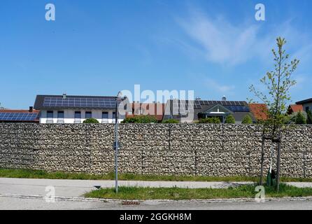 Allemagne, Bavière, haute-Bavière, quartier Altötting, quartier résidentiel, deux maisons unifamiliales, toit, système photovoltaïque, clôture en gabion Banque D'Images