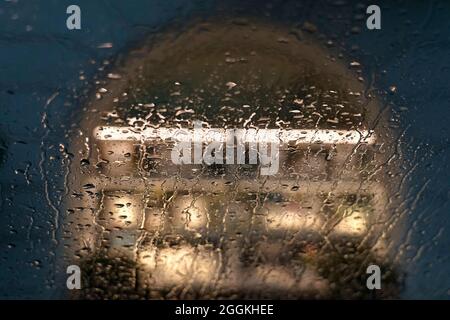 Allemagne, Bavière, haute-Bavière, Neuötting, temps pluvieux, affaires, vitrine, fenêtre de voiture, raindrops, vue de la voiture garée Banque D'Images